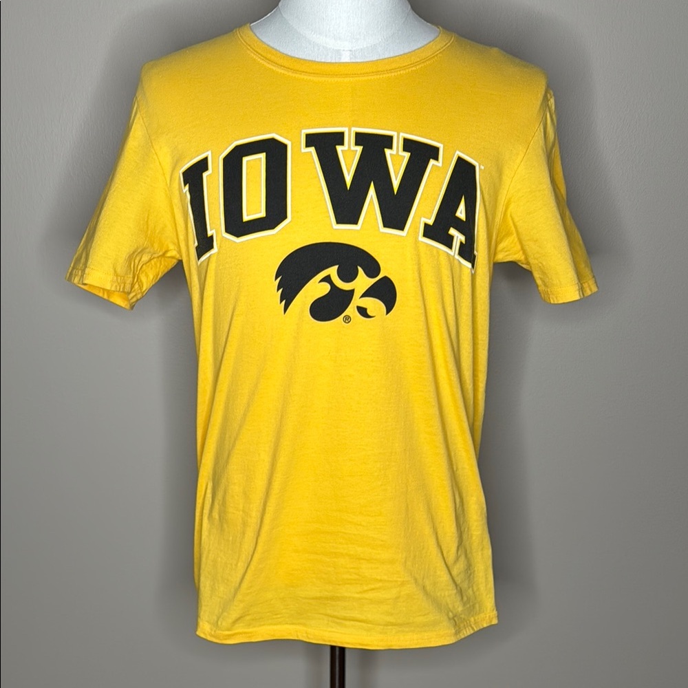 Fanatics mens short sleeve Iowa Hawkeyes yellow and black t-shirt size medium.